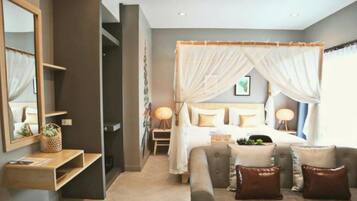 Deluxe Room | In-room safe, desk, blackout drapes, soundproofing