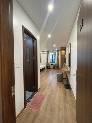 Minibar, desk, laptop workspace, soundproofing - Central Halong Hotel (Ha Long)