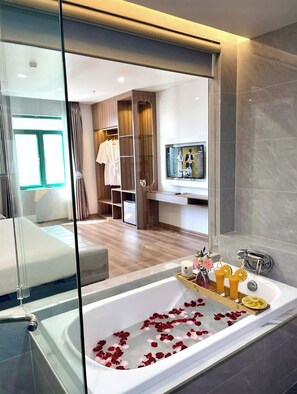 Luxury Double Room, Balcony | Minibar, desk, laptop workspace, soundproofing - Central Halong Hotel (Ha Long)