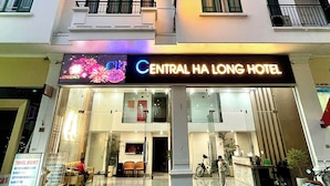 Un hôtel à plusieurs étages doté de balcons, d’un espace de réception et d’une enseigne bien visible indiquant qu’il s’agit du Central Ha Long Hotel.