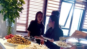 Un buffet proposant divers plats, notamment des salades, des fruits et un bol de sauce verte.