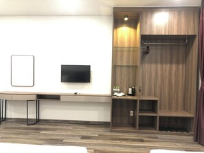 Kolmen hengen superior-huone | Minibaari, työpöytä, kannettavalle tietokoneelle sopiva työtila