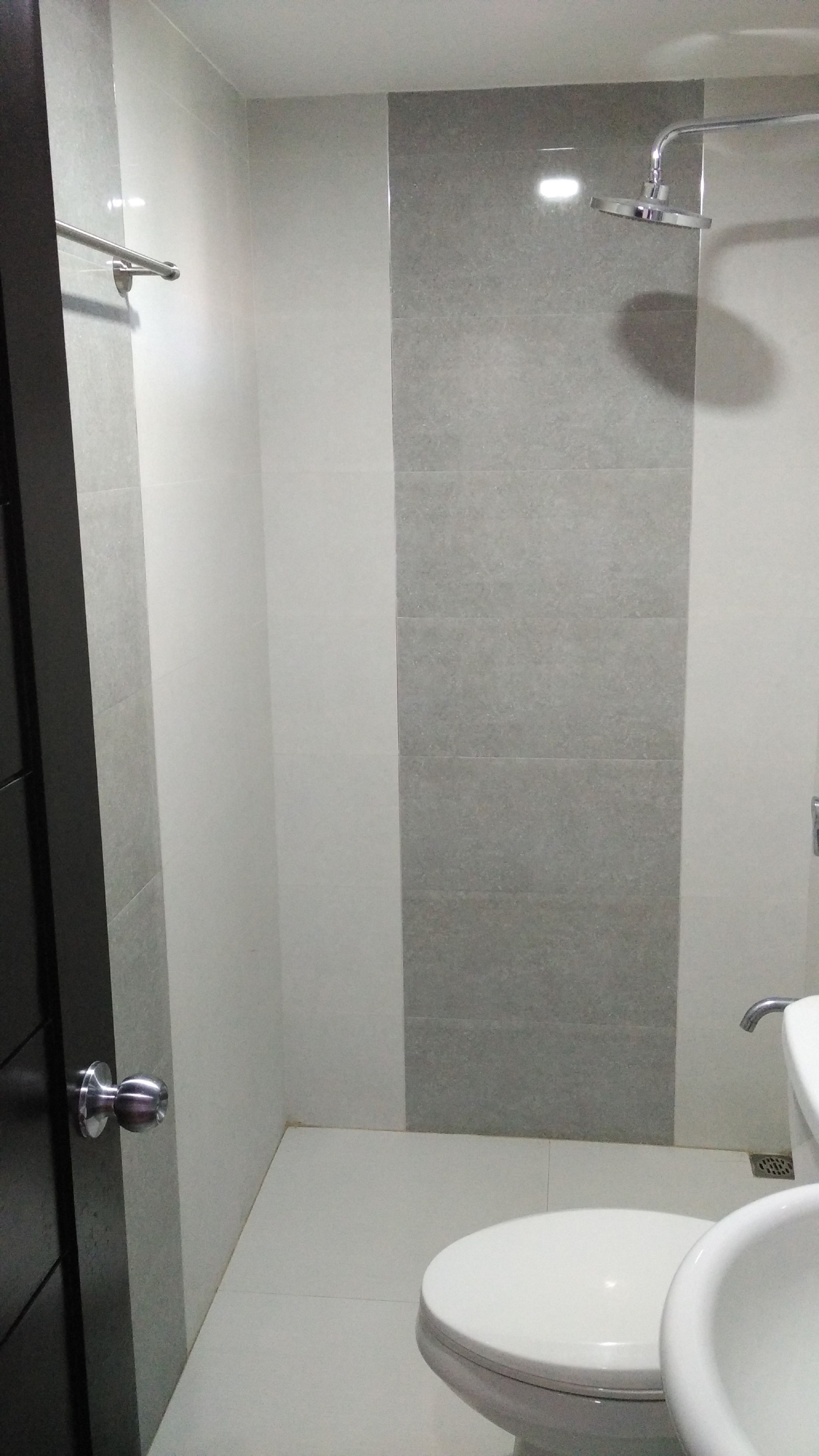 Ein Badezimmer mit Toilette, Dusche und Waschbecken.