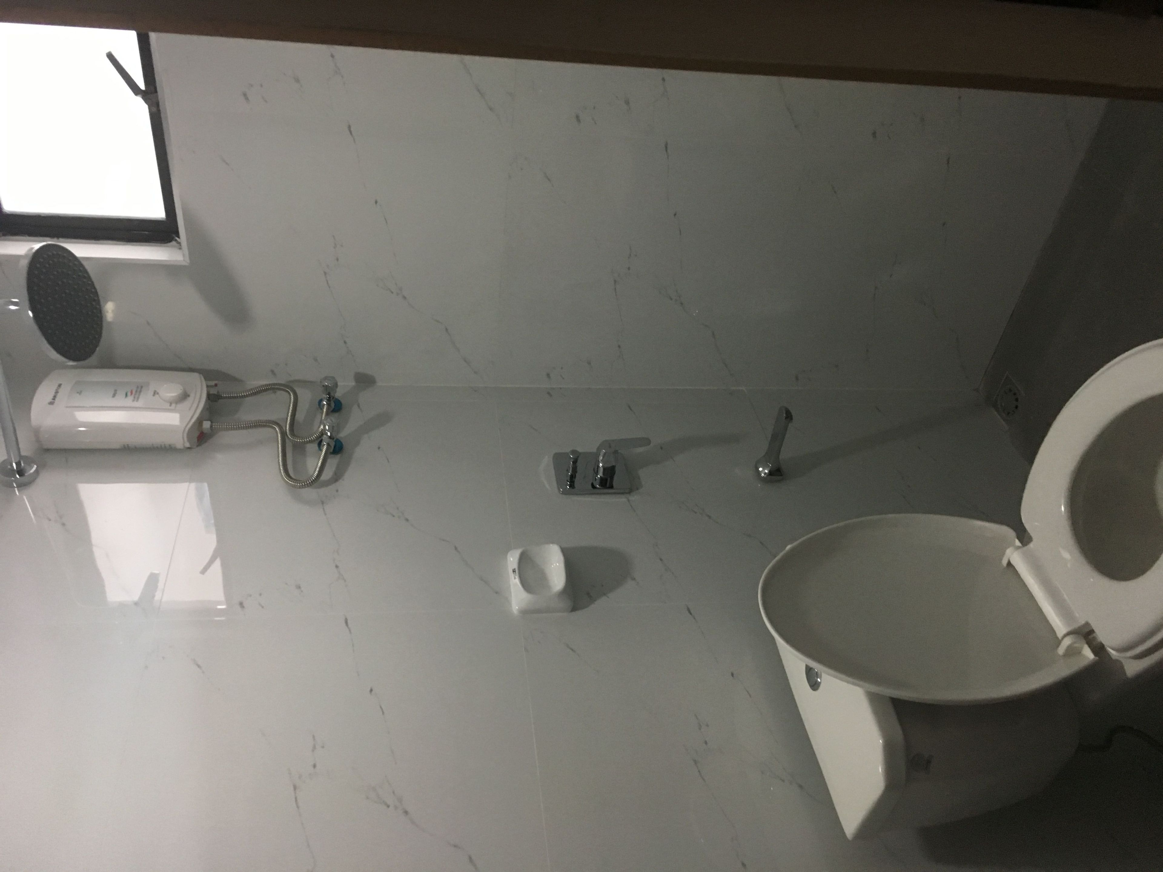 Ein Badezimmer mit Toilette, Waschbecken und Dusche.