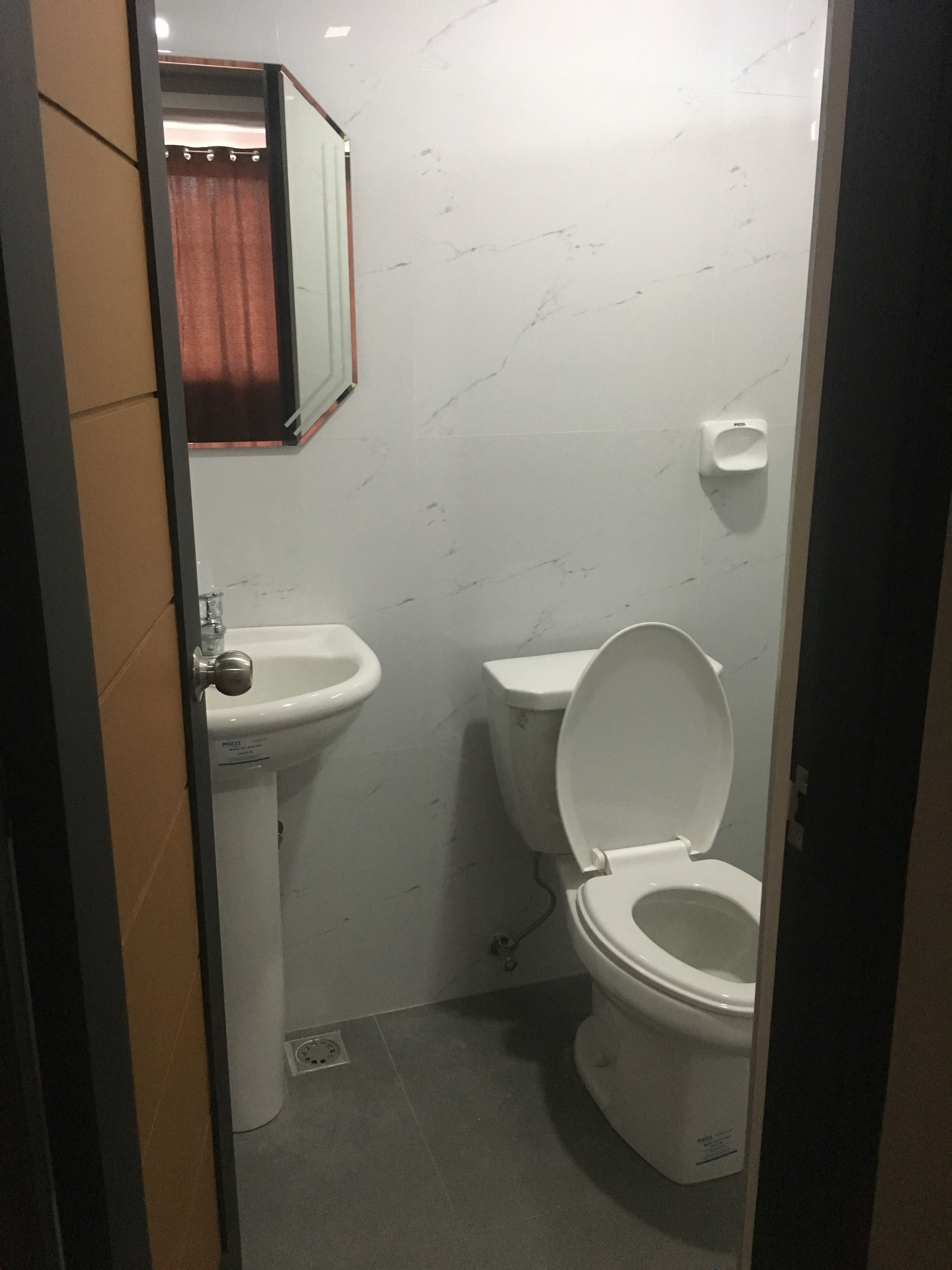 Un baño pequeño y funcional con inodoro, lavabo y espejo.