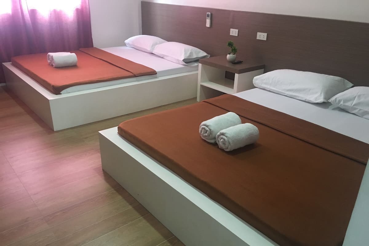 Habitación familiar (2) | Escritorio, tabla de planchar con plancha y ropa de cama