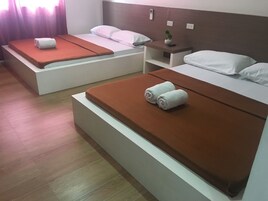 Familia 2 | Desk, iron/ironing board, bed sheets