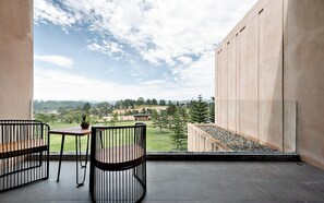 供應午餐及晚餐；多國菜