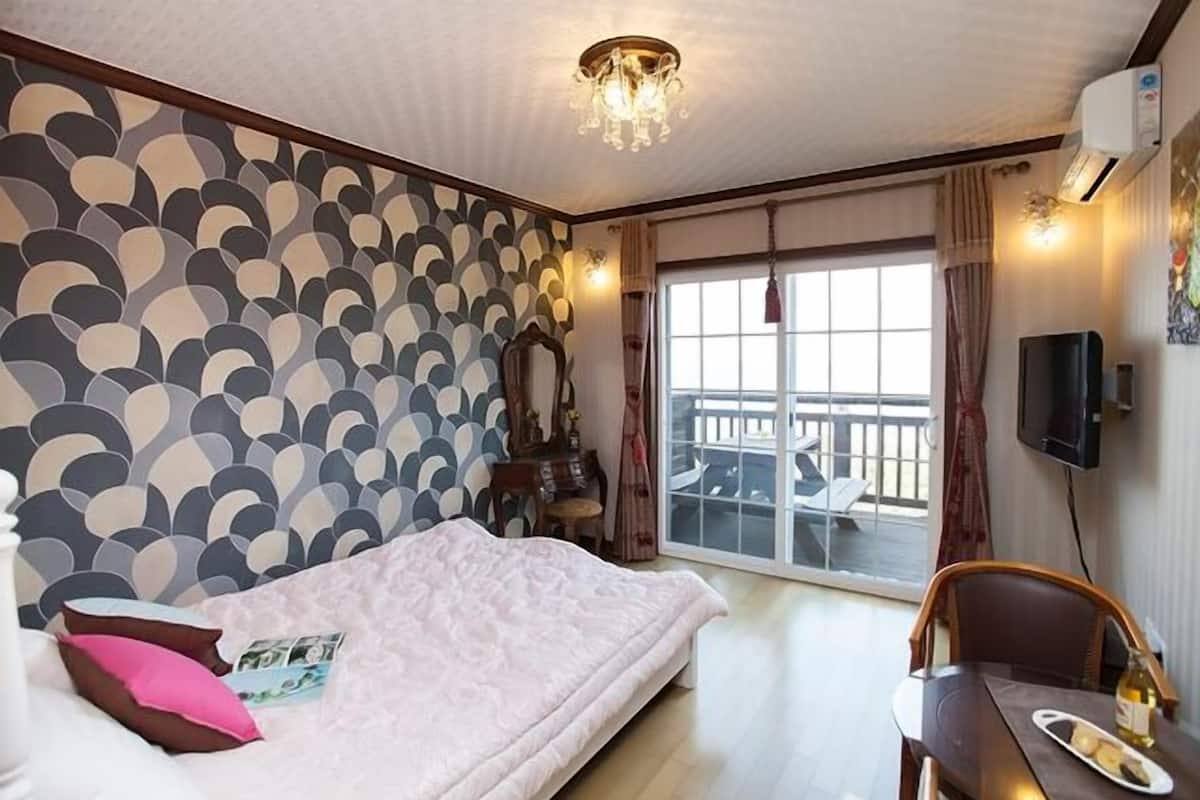 Double Room (Pansy) | Individually decorated