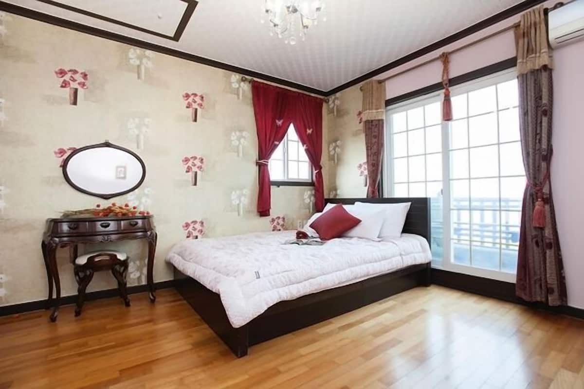 Double Room (Daisy) | Individually decorated