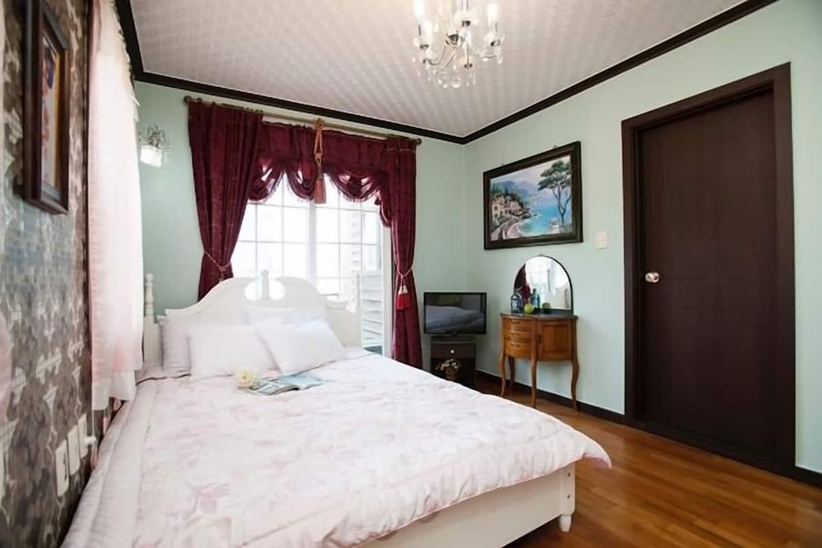 Double Room (Margaret) | Individually decorated