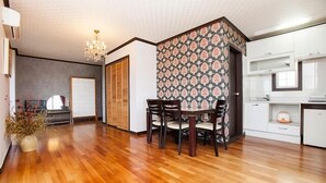 Double Room (Edelweiss) | Living area | Flat-screen TV - Sunrise Pension (Gangneung)