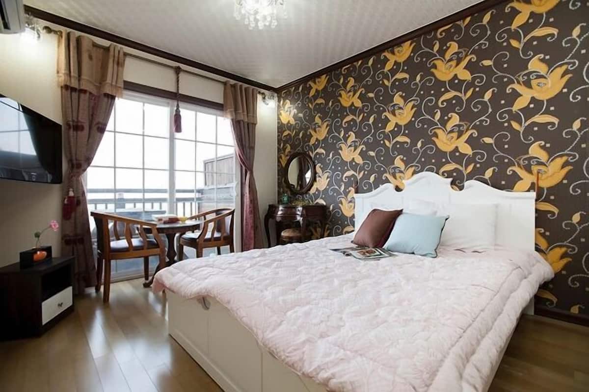Double Room (Saffron) | Individually decorated