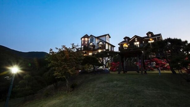 Front of property - evening/night - Sunrise Pension (Gangneung)