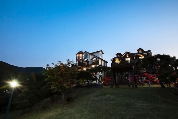 Bagian depan properti - sore/malam