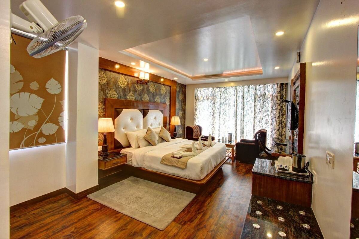 Premium bedding, desk, iron/ironing board, free rollaway beds