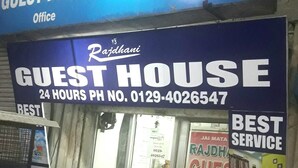 A guest house with a signboard advertising rooms for PG. - Rajdhani guest house (Faridabad)
