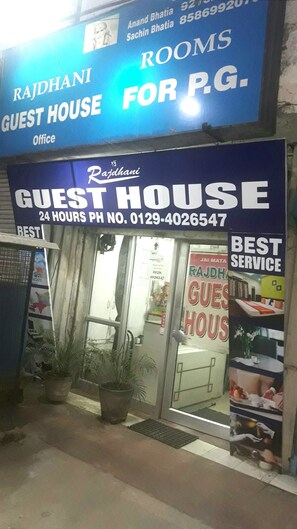 A guest house with a signboard advertising rooms for PG. - Rajdhani guest house (Faridabad)