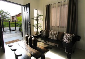 Lobby sitting area - Tagaytay Summer House (Tagaytay)