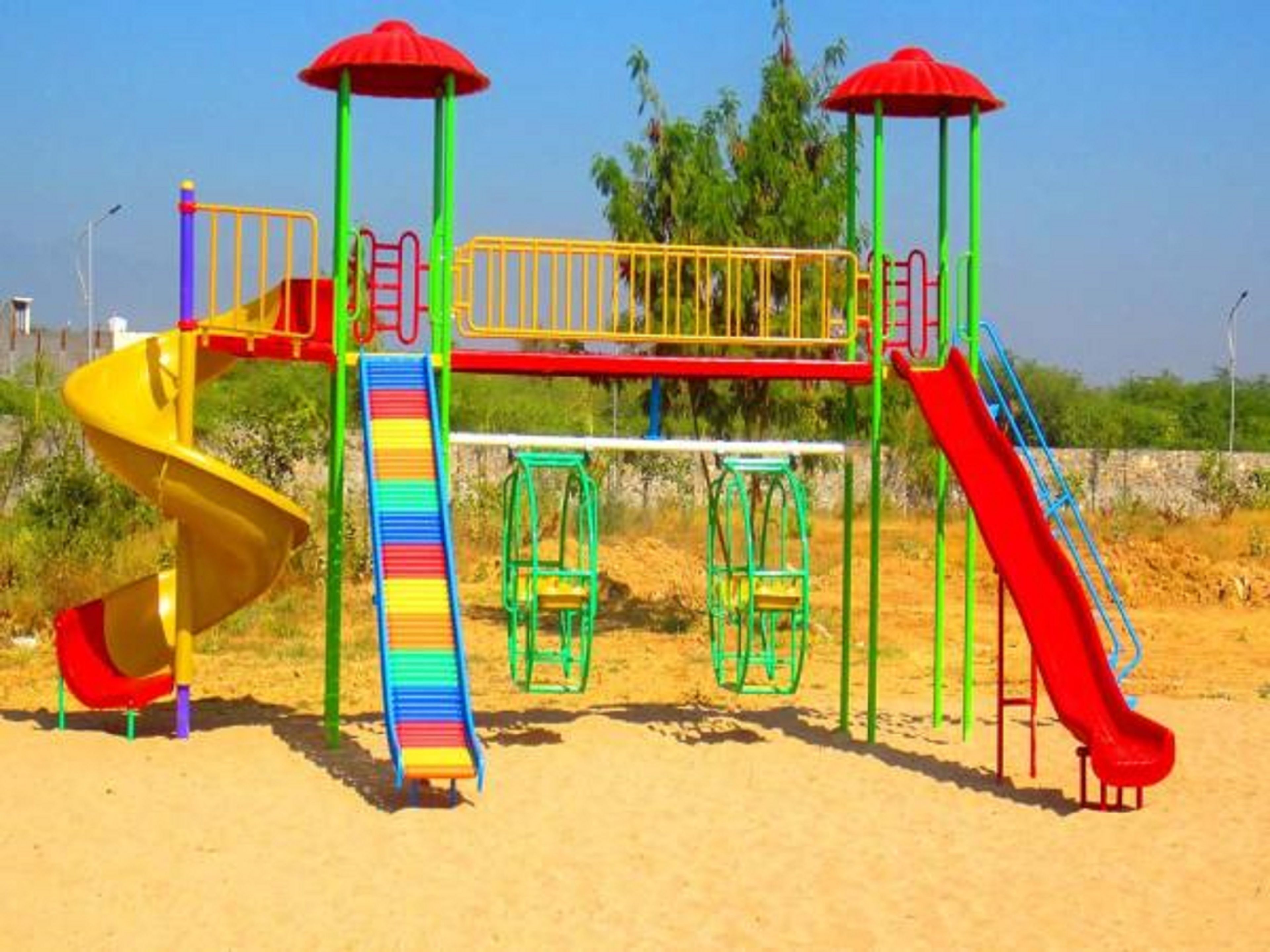 Un parque infantil con toboganes y estructuras para escalar.
