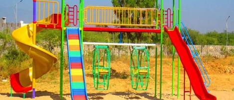 Un parque infantil con toboganes y estructuras para escalar.
