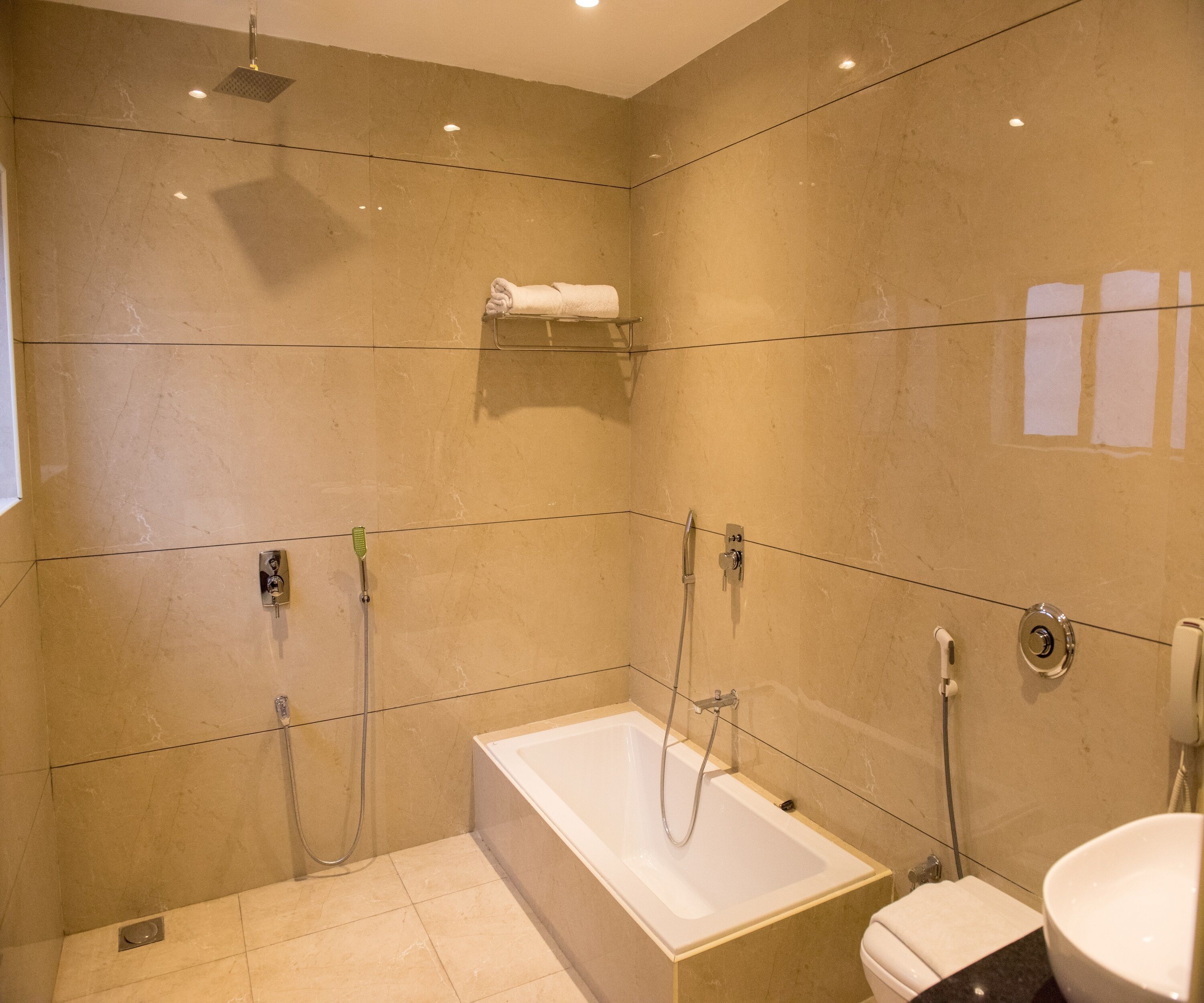 Un baño moderno con bañera, ducha e inodoro.