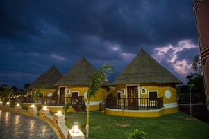 住宿正面 - 傍晚/夜晚