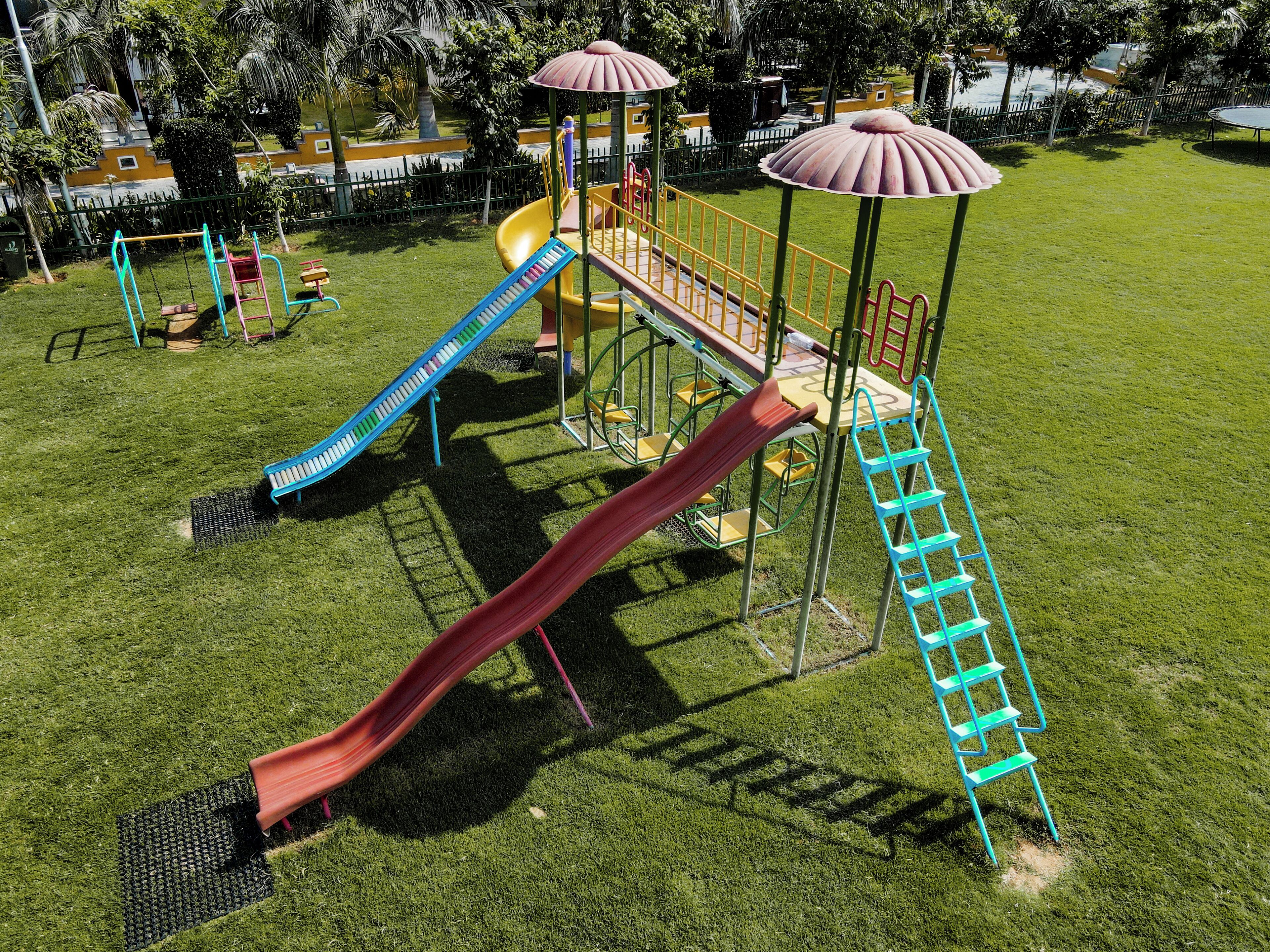 Un parque infantil con toboganes y estructuras para escalar.