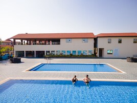Outdoor pool, sun loungers