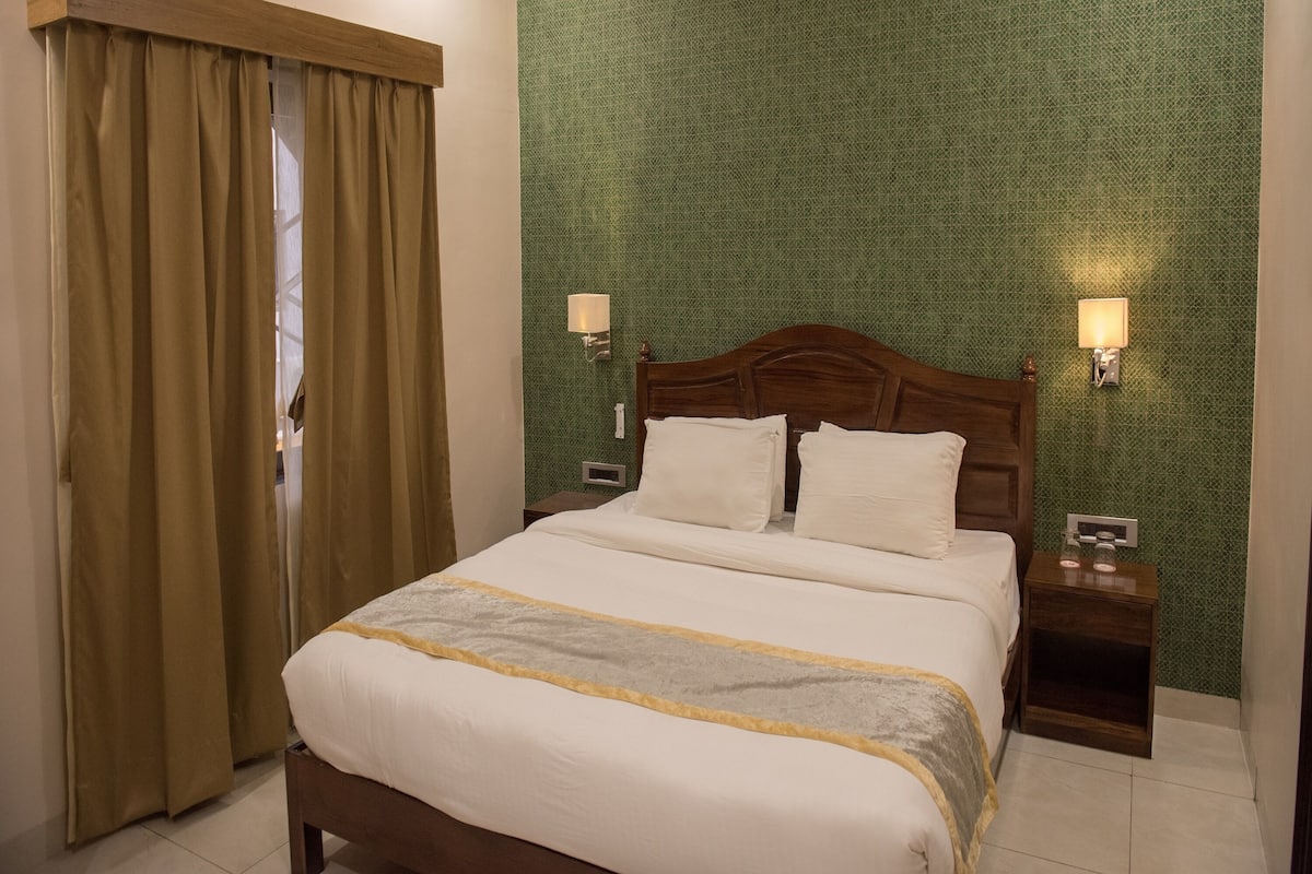 Executive Suite | 1 bedroom, minibar, in-room safe, free WiFi