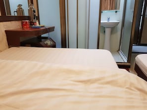 Familien-Dreibettzimmer, Mehrere Betten | Badezimmer | Dusche, kostenlose Toilettenartikel, Haartrockner, Hausschuhe