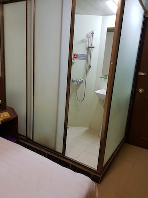 Junior Twin Room, 2 Katil Bujang (Single) | Bilik Mandi | Pancuran mandi, kelengkapan dandanan diri percuma, pengering rambut