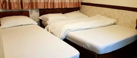 Kolmen hengen perhehuone, useita sänkyjä | Silitysrauta/-lauta, ilmainen Wi-Fi, vuodevaatteet