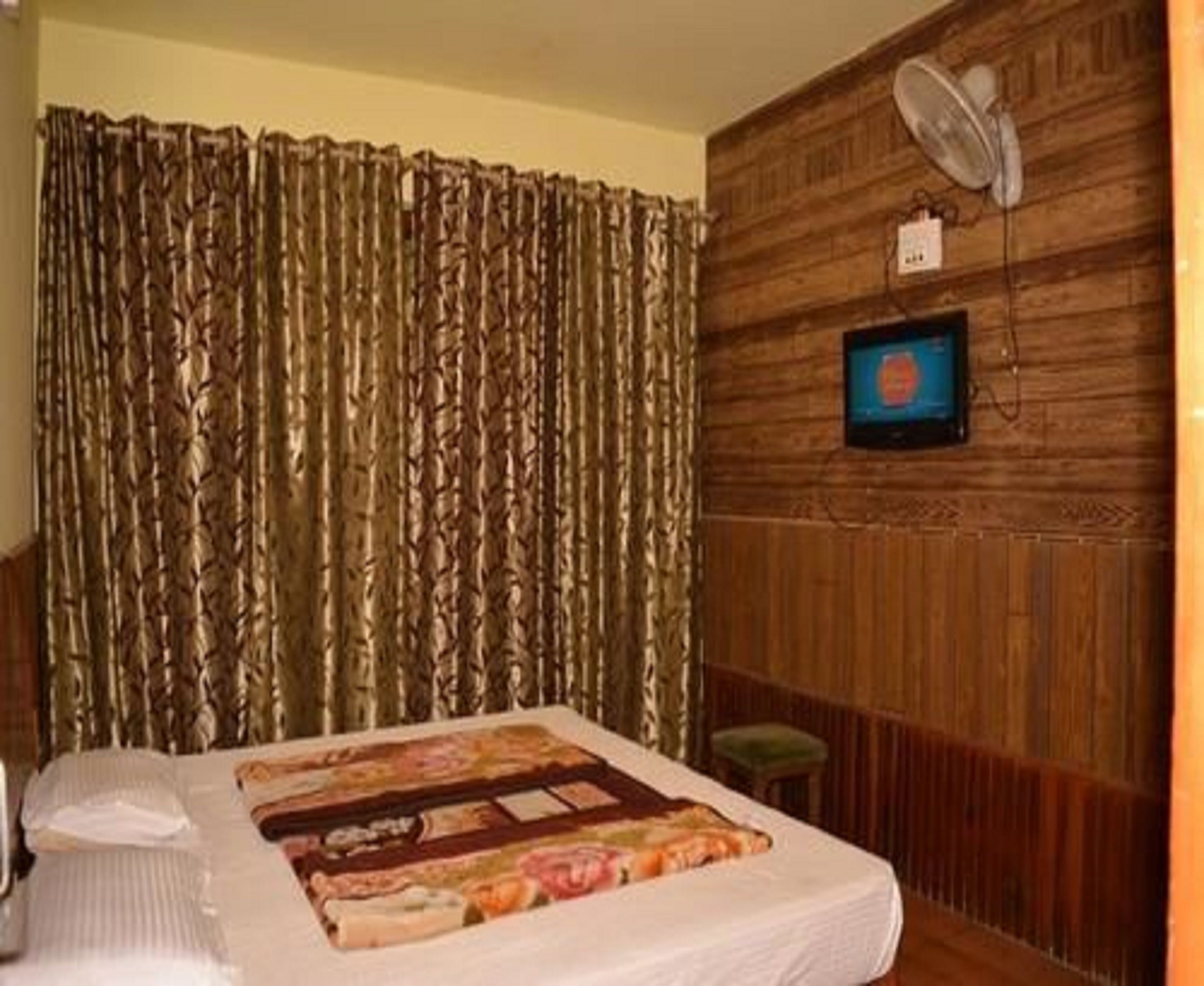 Rollaway beds, free WiFi
