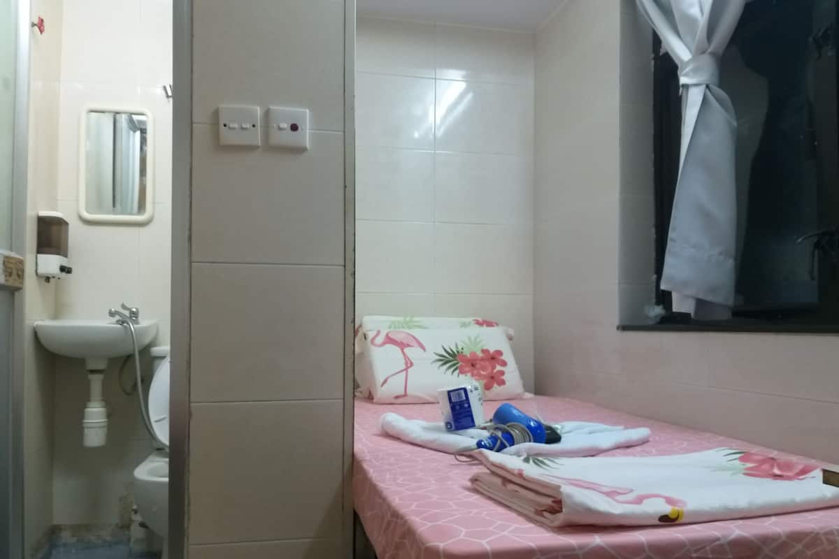 Desk, iron/ironing board, free WiFi, wheelchair access