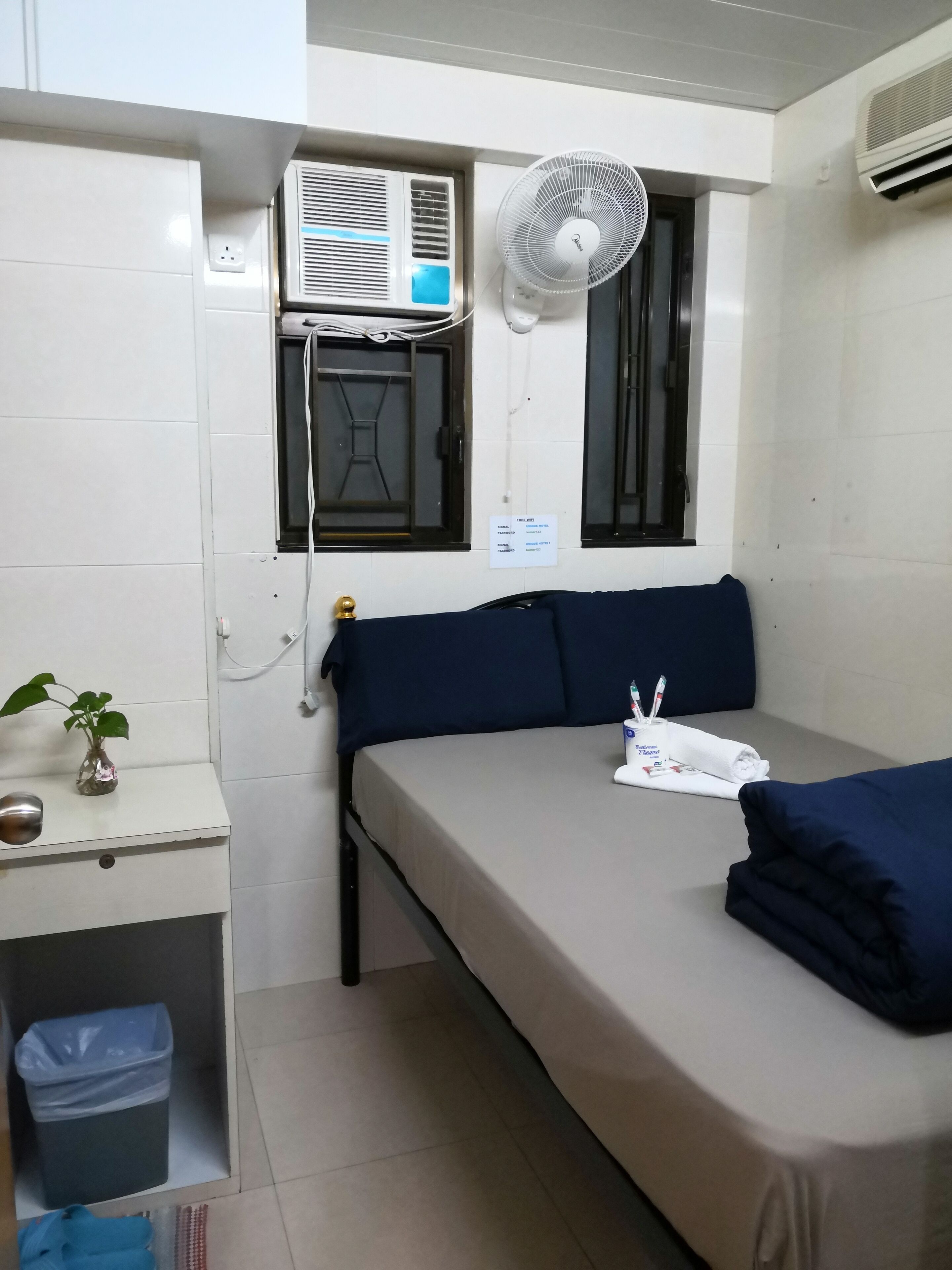 Escritorio, tabla de planchar con plancha y wifi gratis 