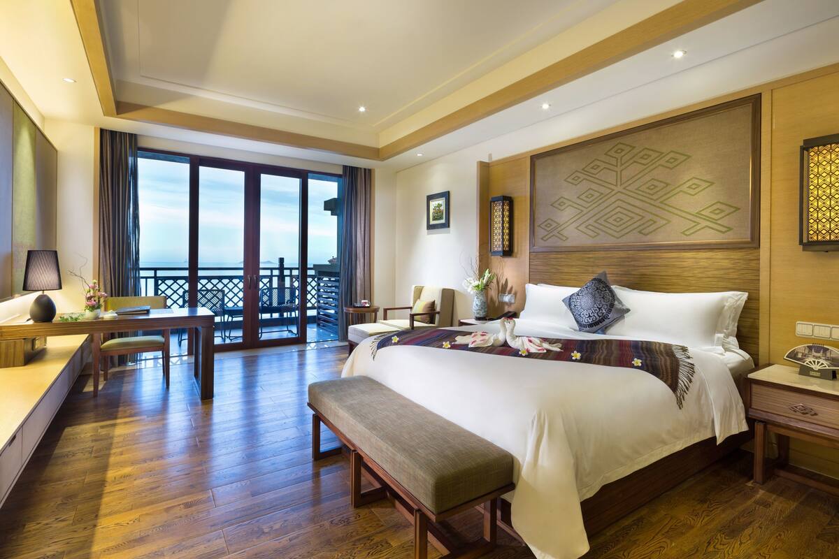 Habitación Premier, vista al mar | Minibar, escritorio, cortinas blackout y tabla de planchar con plancha