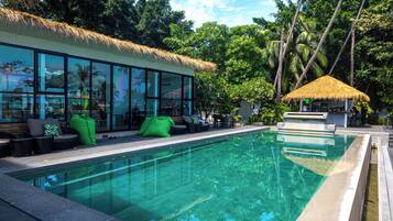 Piscina externa, espreguiçadeiras