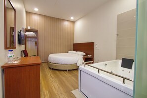 ห้องพัก (Round Bed) | โต๊ะทำงาน, เตารีด/โต๊ะรีดผ้า, Wi-Fi ฟรี
