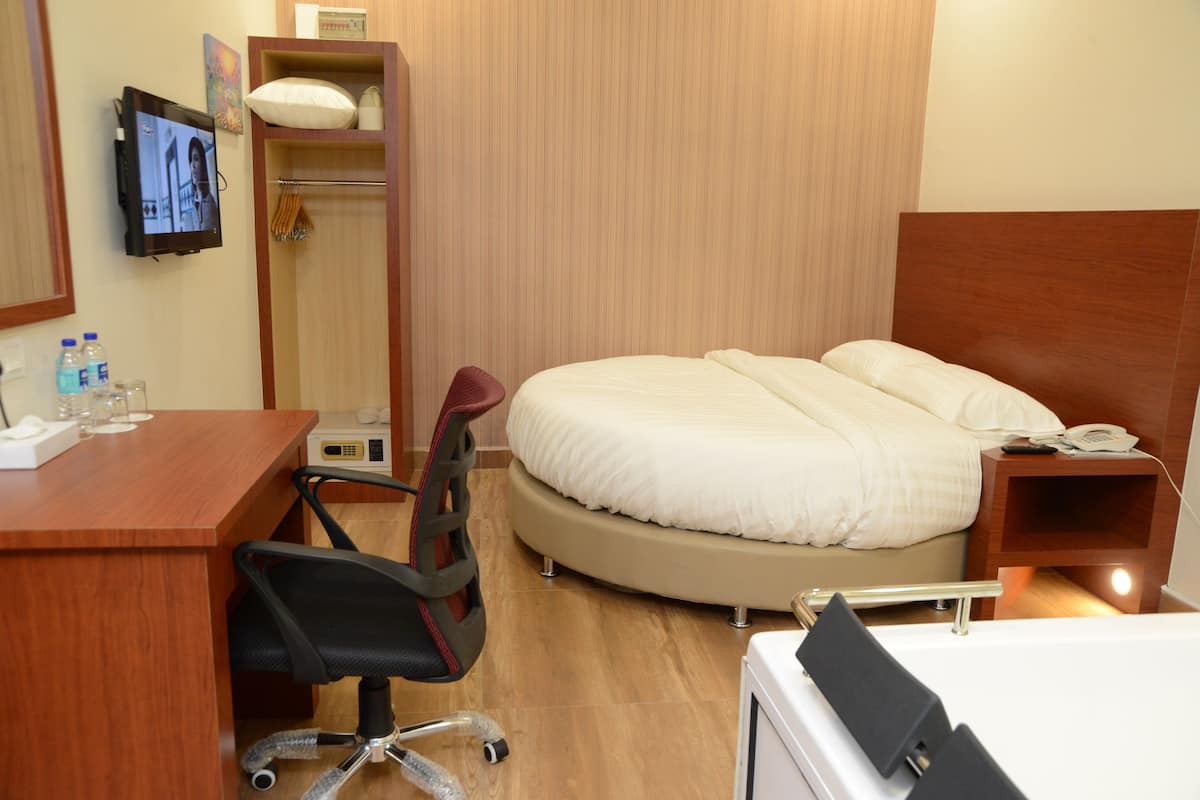 Kamer (Round Bed) | Een bureau, een strijkplank/strijkijzer, gratis wifi