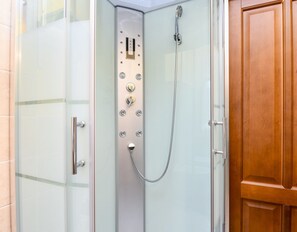 Apartemen Elite, 1 kamar tidur, kolam renang pribadi, pemandangan kolam renang | Kamar mandi | Shower, perlengkapan mandi gratis, pengering rambut, dan kloset