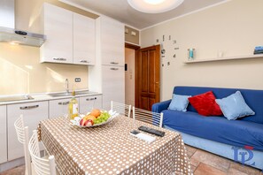 Departamento Elite, 1 habitación, alberca privada, vista a la alberca | Cocineta privada | Refrigerador con congelador, horno y parrilla de estufa 