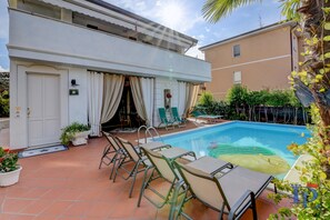 Außenpool, Sonnenschirme, Liegestühle