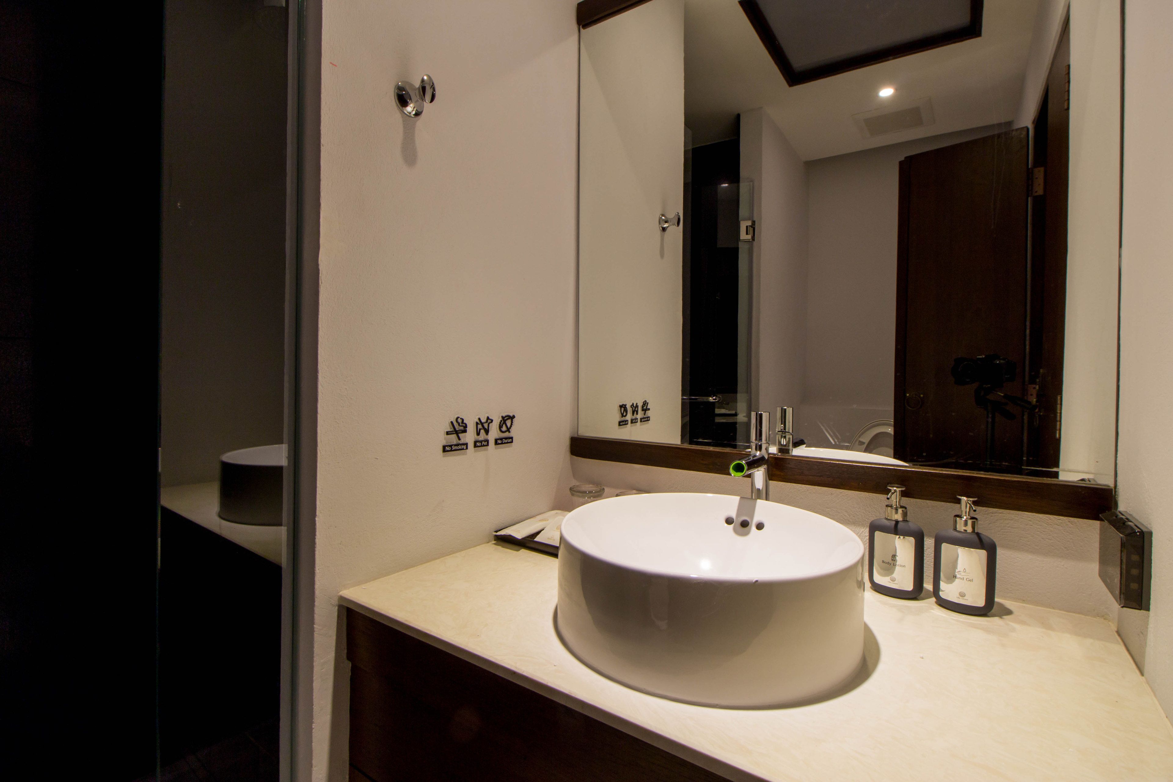 superior room, 1 double bed | bathroom sink