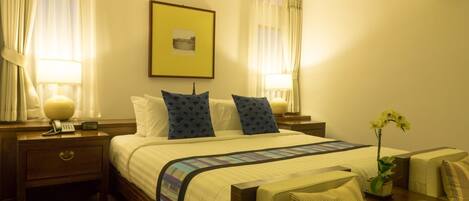 Minibar, caja de seguridad en la habitación, wifi gratis y ropa de cama