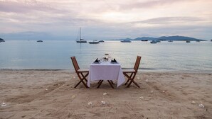Trên bãi biển, câu cá 