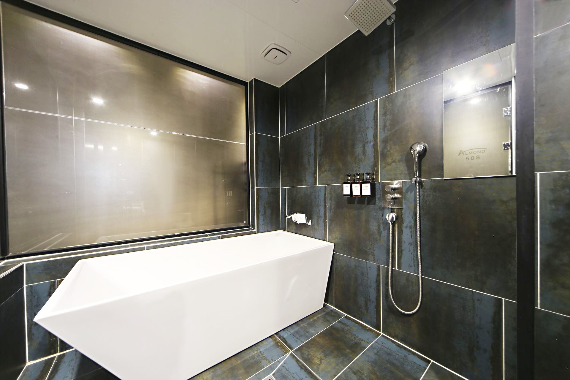 deluxe room (no breakfast on mondays) | bathroom | combined shower/bathtub, free toiletries, hair dryer, bathrobes