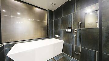 Habitación Deluxe (No Breakfast on Mondays) | Baño | Ducha y bañera combinadas y artículos de higiene personal gratuitos
