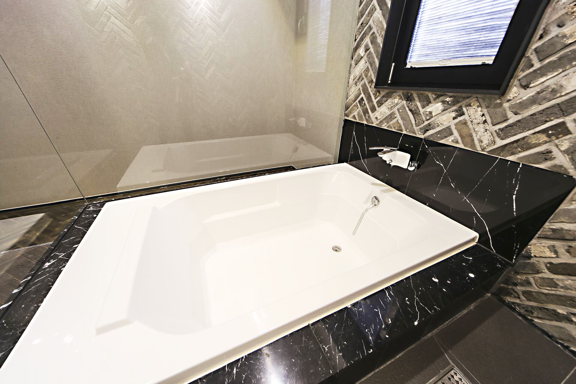 deluxe room (no breakfast on mondays) | bathroom | combined shower/bathtub, free toiletries, hair dryer, bathrobes