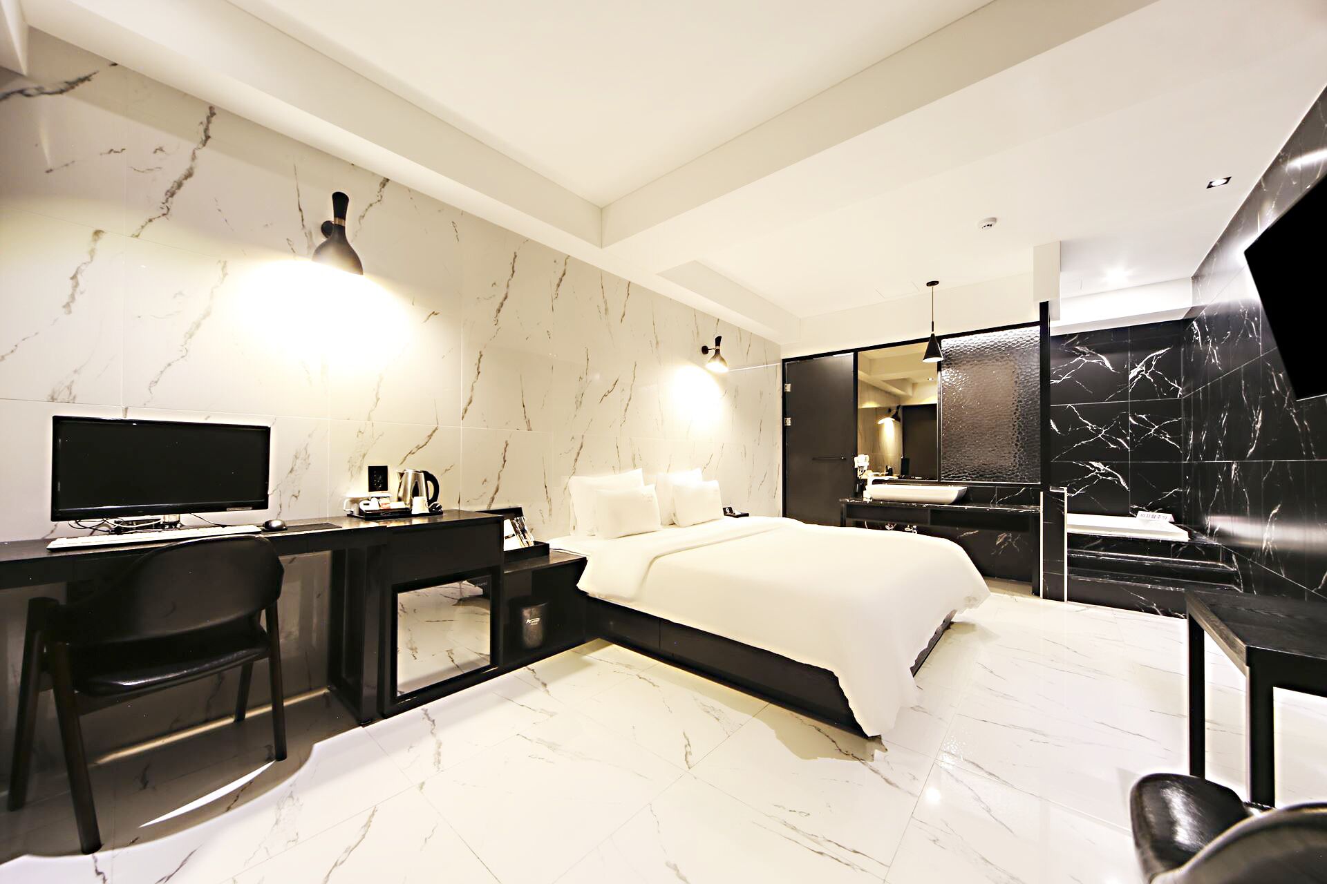 deluxe room (no breakfast on mondays) | 1 bedroom, free minibar, soundproofing, free wifi